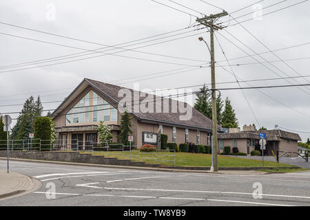 ABBOTSFORD, KANADA - 29. MAI 2019: Blick auf die Straße von einer kleinen Stadt mit Kirche im Frühling. Stockfoto