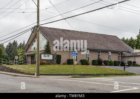 ABBOTSFORD, KANADA - 29. MAI 2019: Blick auf die Straße von einer kleinen Stadt mit Kirche im Frühling. Stockfoto