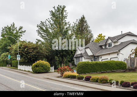 ABBOTSFORD, KANADA - 29. MAI 2019: Blick auf die Straße von Kleinstadt Wohnhäusern im Frühjahr. Stockfoto