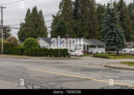 ABBOTSFORD, KANADA - 29. MAI 2019: Blick auf die Straße von Kleinstadt Wohnhäusern im Frühjahr. Stockfoto