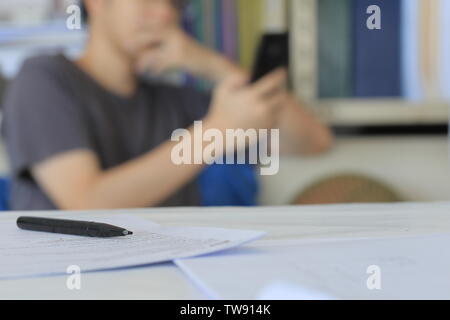 Verschwommene mann lesen Nachricht auf dem Smartphone Stockfoto