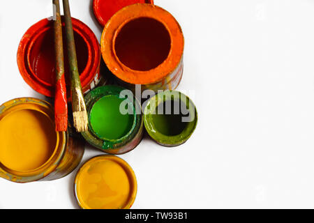 Große Sicht auf offene Farbdosen und Pinsel Stockfoto