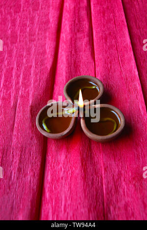 Große Sicht auf brennende Öllampen Stockfoto