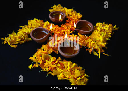 Diwali diyas mit Hakenkreuz Stockfoto