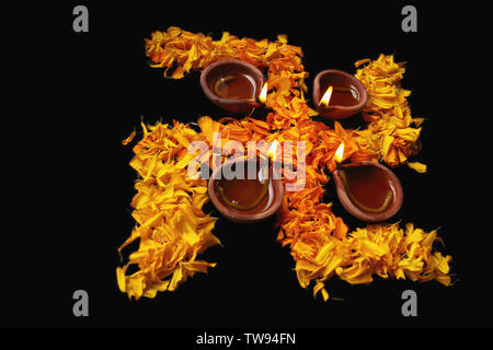High-Angle-Ansicht brennender Öllampen mit Swastika Stockfoto