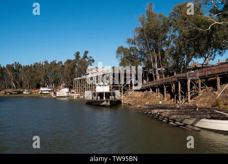 Raddampfer gefesselt am historischen Echuca Port auf dem Murray River in Echuca Victoria, Australien Stockfoto