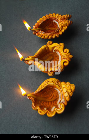Erhöhte Ansicht des Brennens Diwali diyas Stockfoto