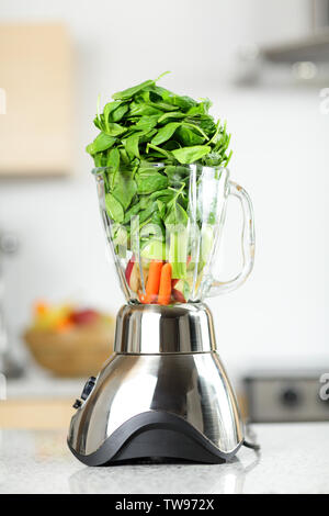 Grünes Gemüse Smoothie in Blender. Gesunde Ernährung Konzept mit Spinat, Sellerie, Karotten etc. Gemüse Smoothies bereit in Blender in der Küche zu Hause. Stockfoto