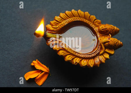 Nahaufnahme einer brennenden diwali-Diya Stockfoto