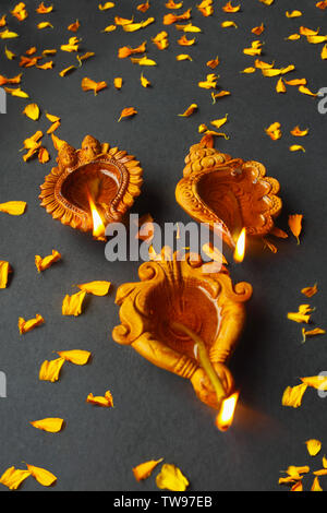 Erhöhte Ansicht des Brennens Diwali diyas Stockfoto