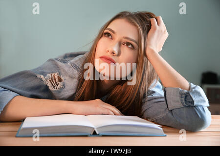 Studentin der Vorbereitung auf die Prüfung am Tisch drinnen Stockfoto