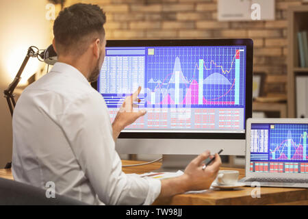 Junge Börse Händler arbeiten im Büro Stockfoto