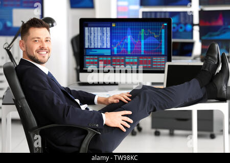 Junge Börse Trader am Arbeitsplatz Stockfoto