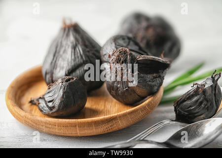 Mit schwarzer Knoblauch (Allium sativum) auf hölzernen Tischplatte Stockfoto