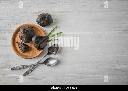 Mit schwarzer Knoblauch (Allium sativum) auf hölzernen Tischplatte Stockfoto