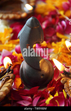 Statue von Lord Ganesha mit Diwali diyas Stockfoto