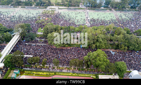 Luftaufnahme von Demonstranten, die in einem massiven Protesten von Victoria Park zur Regierung in Hongkong komplexe Rallye. Schätzungsweise 2 Millionen Menschen an der Kundgebung gegen die Auslieferung Rechnung. (Anmerkung des Editors: Bild wurde mit einer Drohne übernommen.) Stockfoto