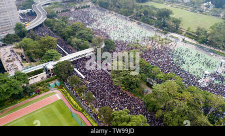 Luftaufnahme von Demonstranten, die in einem massiven Protesten von Victoria Park zur Regierung in Hongkong komplexe Rallye. Schätzungsweise 2 Millionen Menschen an der Kundgebung gegen die Auslieferung Rechnung. (Anmerkung des Editors: Bild wurde mit einer Drohne übernommen.) Stockfoto