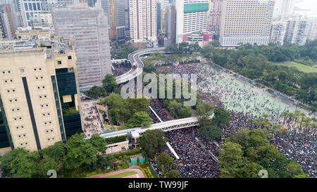 Luftaufnahme von Demonstranten, die in einem massiven Protesten von Victoria Park zur Regierung in Hongkong komplexe Rallye. Schätzungsweise 2 Millionen Menschen an der Kundgebung gegen die Auslieferung Rechnung. (Anmerkung des Editors: Bild wurde mit einer Drohne übernommen.) Stockfoto