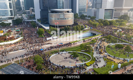 Luftaufnahme von Demonstranten, die in einem massiven Protesten von Victoria Park zur Regierung in Hongkong komplexe Rallye. Schätzungsweise 2 Millionen Menschen an der Kundgebung gegen die Auslieferung Rechnung. (Anmerkung des Editors: Bild wurde mit einer Drohne übernommen.) Stockfoto