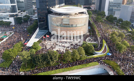 Luftaufnahme von Demonstranten, die in einem massiven Protesten von Victoria Park zur Regierung in Hongkong komplexe Rallye. Schätzungsweise 2 Millionen Menschen an der Kundgebung gegen die Auslieferung Rechnung. (Anmerkung des Editors: Bild wurde mit einer Drohne übernommen.) Stockfoto