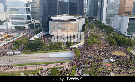 Luftaufnahme von Demonstranten, die in einem massiven Protesten von Victoria Park zur Regierung in Hongkong komplexe Rallye. Schätzungsweise 2 Millionen Menschen an der Kundgebung gegen die Auslieferung Rechnung. (Anmerkung des Editors: Bild wurde mit einer Drohne übernommen.) Stockfoto