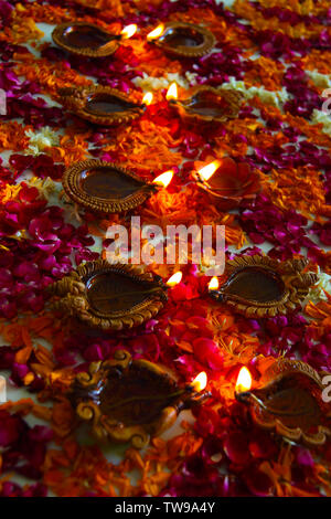 Diwali Diyas brennen in einer Reihe Stockfoto