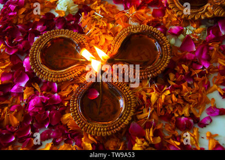 Große Sicht auf brennende Öllampen Stockfoto