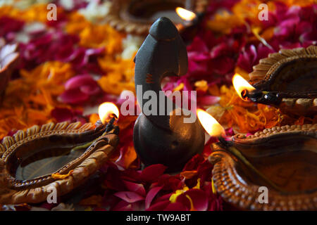 Statue von Lord Ganesha mit Diwali diyas Stockfoto