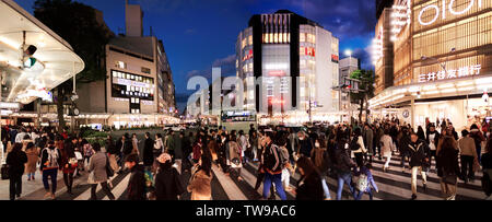 Kyoto Innenstadt Panoramablick auf die nächtliche Stadt Landschaft, Personen, Kawaramachi Dori und Shijo-Dori Straße Kreuzung, Japan Reise Fotografie 2017 Stockfoto