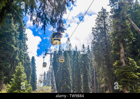 Seil Wege oder Gandola Seilbahn in Gulmarg Skigebiet von Jammu und Kaschmir als "Paradies auf Erden" in Indien. Die weltweit höchste operative Seilbahnen und Stockfoto