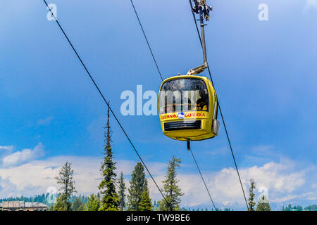 Seil Wege oder Gandola Seilbahn in Gulmarg Skigebiet von Jammu und Kaschmir als "Paradies auf Erden" in Indien. Die weltweit höchste operative Seilbahnen und Stockfoto