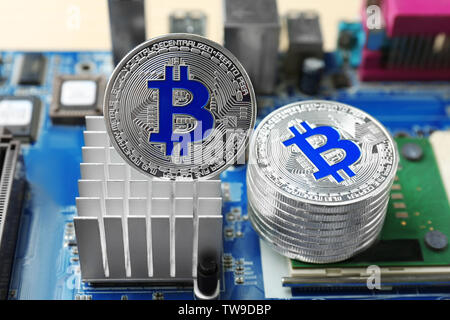 Silber bitcoins auf der PC-Platine Stockfoto