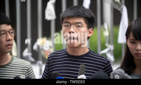 Pro-demokratischen Aktivisten seiner Partei (L-R) Nathan Gesetz, Joshua Wong und Agnes Chow auf die Medien außerhalb des Gesetzgebenden Rates Gebäude sprechen nach Chief Executive von Hong Kong, Carrie Lam auf einer Pressekonferenz, wo Sie weigerte sich, die Anti-Auslieferung Rechnung zurücktreten oder Rücktritt nach 2 Millionen auf die Straßen gingen zwei Tage vorher gesprochen haben. Stockfoto