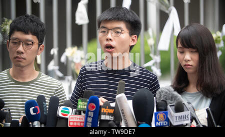 Pro-demokratischen Aktivisten seiner Partei (L-R) Nathan Gesetz, Joshua Wong und Agnes Chow auf die Medien außerhalb des Gesetzgebenden Rates Gebäude sprechen nach Chief Executive von Hong Kong, Carrie Lam auf einer Pressekonferenz, wo Sie weigerte sich, die Anti-Auslieferung Rechnung zurücktreten oder Rücktritt nach 2 Millionen auf die Straßen gingen zwei Tage vorher gesprochen haben. Stockfoto