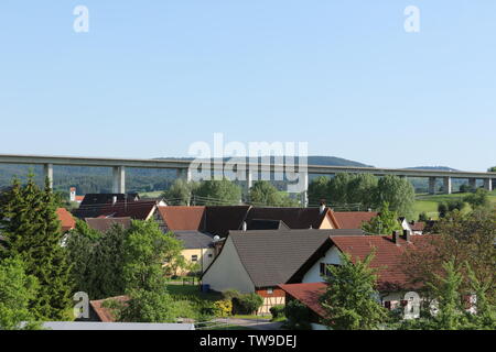 Autobahnbrücke über ein kleines Dorf im Schwarzwald Stockfoto