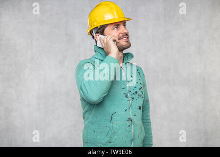 Zufrieden Bauleiter sprechen über das Telefon Stockfoto