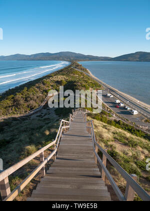 Bruny Island in Tasmanien ist eine beliebte Reise Reiseziel. Der Hals ist ein dünner Streifen Land, im Norden und Süden der Insel. Stockfoto