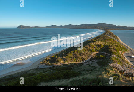 Bruny Island in Tasmanien ist eine beliebte Reise Reiseziel. Der Hals ist ein dünner Streifen Land, im Norden und Süden der Insel. Stockfoto