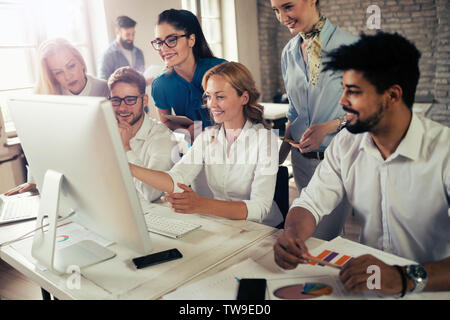 Gerne kreativ Team im Büro. Unternehmen, Neugründung, design, Menschen und Teamarbeit Konzept Stockfoto