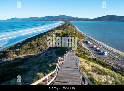 Bruny Island in Tasmanien ist eine beliebte Reise Reiseziel. Der Hals ist ein dünner Streifen Land, im Norden und Süden der Insel. Stockfoto