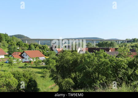 Autobahnbrücke über ein kleines Dorf im Schwarzwald Stockfoto