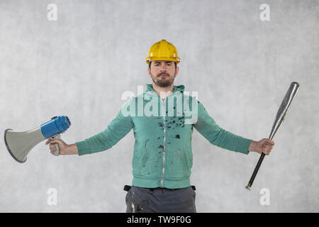 Das Gebäude Investor hält ein Megaphon und einen Baseballschläger in der Hand Stockfoto