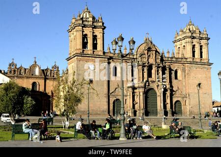 PERU, EIN BLICK AUF DAS ZENTRUM DER STADT CUSCO MIT DER KATHEDRALE Stockfoto
