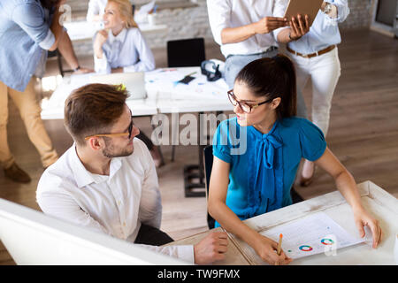 Gerne kreativ Team im Büro. Unternehmen, Neugründung, design, Menschen und Teamarbeit Konzept Stockfoto