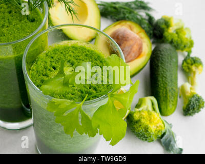 Gesundes grünes Gemüse Saft auf hölzernen Tisch Stockfoto