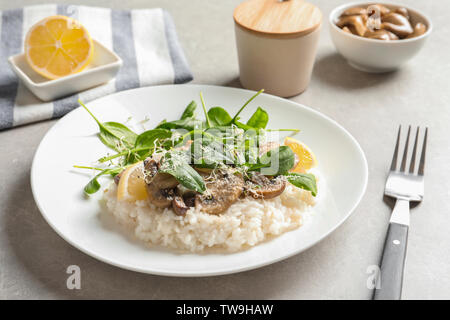 Mit köstlichen Pilz-risotto auf der Tischplatte Stockfoto