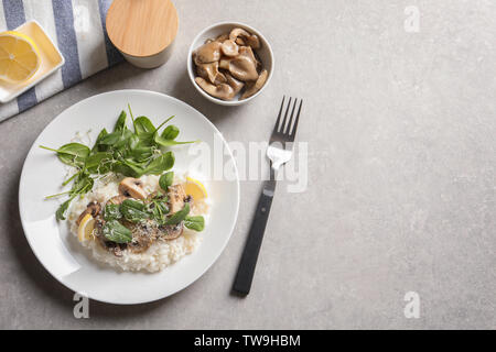 Mit köstlichen Pilz-risotto auf der Tischplatte Stockfoto