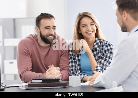 Arzt Beratung junges Paar in der Klinik Stockfoto