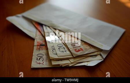 Umschlag voller britischer Pfund als ein Stück Sicherheit in der unsicheren künftigen Brexit. Stockfoto